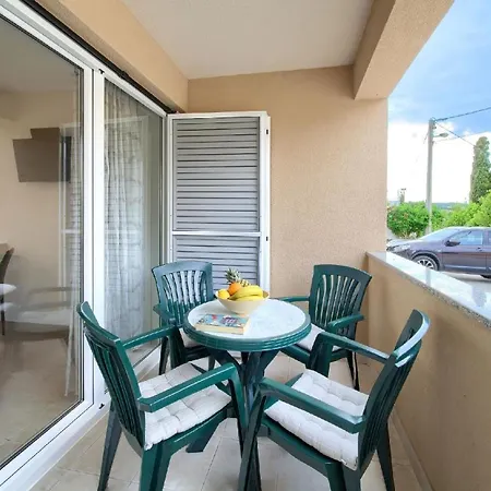 Apartment Mit Terrasse